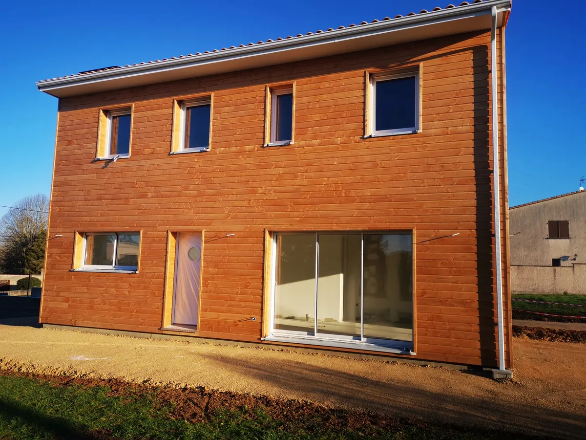 Réalisation de bardage extérieur par Dtoits86, entreprise de couverture à Poitiers